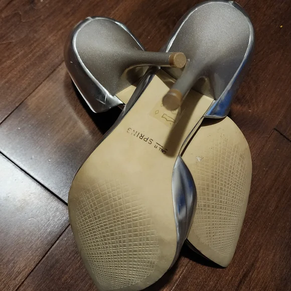 Silver Heels - Picture 3 of 6